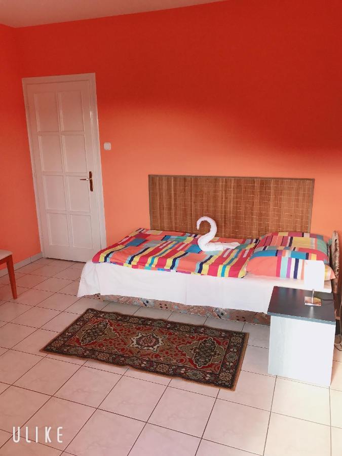 Zsuzsi Vendeghaz Hotel Zalaegerszeg Buitenkant foto